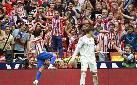 Julián Álvarez comemorando gol feito contra o Real Madrid (Foto: Javier Soriano/AFP)