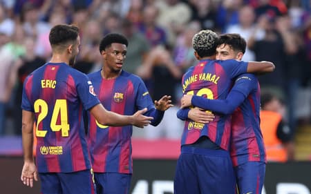 Pedri comemora gol com Yamal em Barcelona x Girona (Foto: Josep LAGO / AFP)