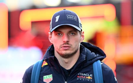 Max Verstappen chega ao GP de Las Vegas, nos EUA (Foto: Clive Mason/Getty Images/AFP)