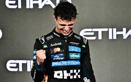 O britânico Lando Norris comemora o título da temporada da Fórmula 1 (Foto: Giuseppe CACACE / AFP)