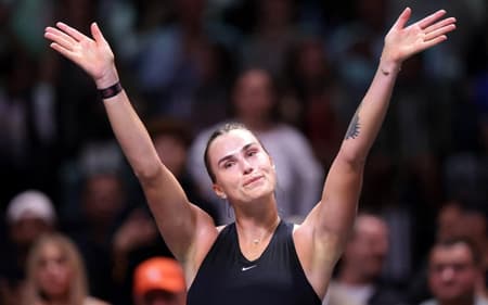 A líder do ranking mundial, Aryna Sabalenka, saúda o público