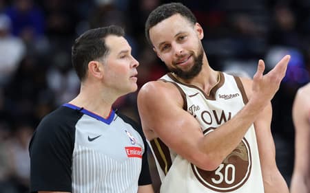 Stephen Curry reclamando com arbitragem antes da expulsão em Golden State Warriors x Los Angeles Clippers (Foto: Sean M. Haffey / GETTY IMAGES NORTH AMERICA / Getty Images via AFP)