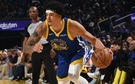 Gui Santos, do Golden State Warriors, conduz a bola durante partida contra o Milwaukee Bucks em 7 de janeiro de 2026, no Chase Center, em San Francisco. (Foto: Noah Graham/NBAE/Getty Images via AFP)
