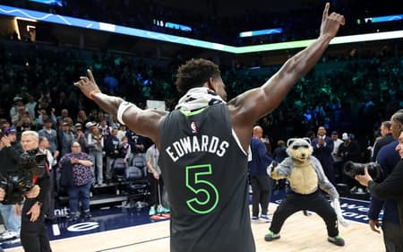 Anthony Edwards comemora vitória do Timberwolves sobre o Spurs em Minneapolis (Foto: David Berding/Getty Images/AFP)