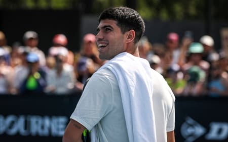O espanhol Carlos Alcaraz durante treino em Melbourne em 15 de janeiro de 2026, antes do Aberto da Austrália, que começa no dia 18. (Foto: David Gray/AFP)
