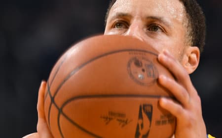 Stephen Curry, do Golden State Warriors, durante partida contra o New York Knicks em 15 de janeiro de 2026, no Chase Center, em San Francisco. (Foto: Noah Graham/NBAE/Getty Images via AFP)