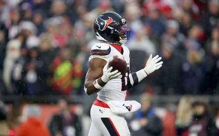 Azeez al-Shaair reage após jogada no segundo quarto do Divisional da AFC, no Gillette Stadium, em 18/1/2026 (Foto: Elsa/Getty Images/AFP).
