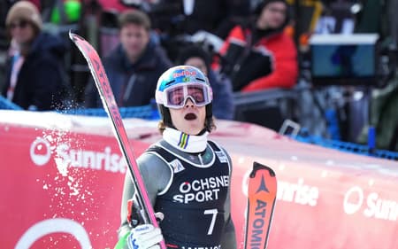 O brasileiro Lucas Pinheiro Braathen reage na área de chegada após a segunda descida do slalom masculino da Copa do Mundo de esqui alpino, em Wengen, em 18 de janeiro de 2026 (Foto: Dimitar Dilkoff/AFP)