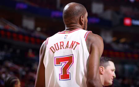 Kevin Durant durante jogo dos Rockets contra os Pelicans, em Houston, em 18 de janeiro de 2026. (Foto: Logan Riely/NBAE/Getty Images/AFP)