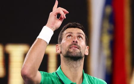 Novak Djokovic comemora vitória sobre Pedro Martínez no Australian Open, em Melbourne, em 19 de janeiro de 2026. (Foto: David Gray/AFP)