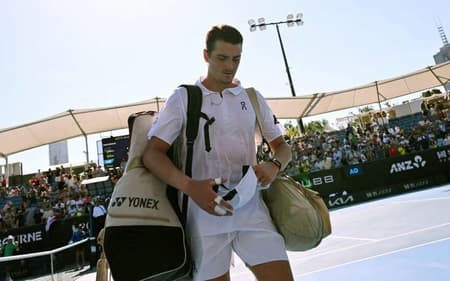 João Fonseca deixa a quadra após a derrota para Eliot Spizzirri no Australian Open (Foto: WILLIAM WEST / AFP)