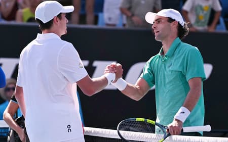 Eliot Spizzirri, dos EUA, é parabenizado por João Fonseca, do Brasil, após vitória no Australian Open em Melbourne, em 20/1/2026 (Foto: William West/AFP)
