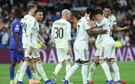 Jogadores do Real Madrid comemoram gol de Vini Jr (Foto: Thomas COEX / AFP)