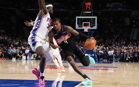 Jalen Green, do Suns, conduz a bola durante jogo contra o 76ers no Wells Fargo Center (Foto: Jesse D. Garrabrant/NBAE/Getty Images/AFP)