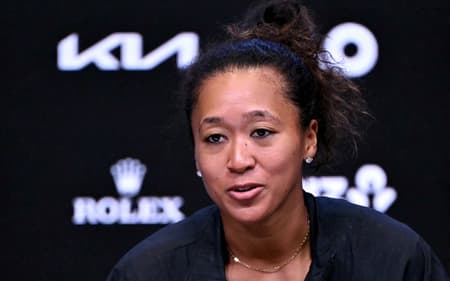 Naomi Osaka, do Japão, fala durante entrevista coletiva após vencer Sorana Cirstea, da Romênia, no quinto dia do Australian Open, em Melbourne, em 22 de janeiro de 2026 (Foto: William West/AFP)