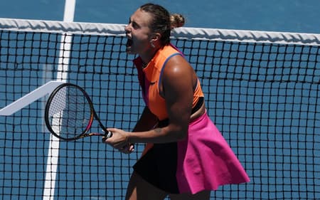 Aryna Sabalenka comemora vitória sobre a austríaca Anastasia Potapova no Aberto da Austrália, em Melbourne (Foto: David Gray/AFP)