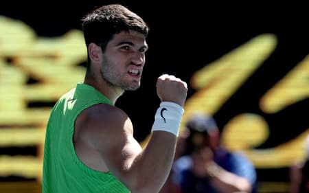 Carlos Alcaraz, da Espanha, comemora match point contra o francês Corentin Moutet no Aberto da Austrália, em Melbourne, em 23 de janeiro de 2026 (Foto: David Gray/AFP)