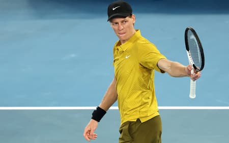 Jannik Sinner comemora a vitória sobre o americano Eliot Spizzirri após a partida de simples masculino no sétimo dia do Australian Open, em Melbourne, em 24 de janeiro de 2026 (Foto: Martin Keep/AFP)