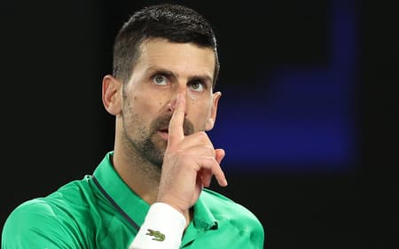 Novak Djokovic reage a um ponto contra o holandês Botic van de Zandschulp durante partida de simples masculino no sétimo dia do Australian Open, em Melbourne, em 24 de janeiro de 2026 (Foto: Martin Keep/AFP)