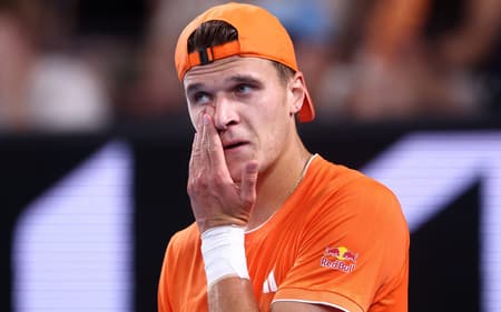 O tcheco Jakub Mensik contra o americano Ethan Quinn, em partida de simples masculino no sétimo dia do Aberto da Austrália, em Melbourne, em 24 de janeiro de 2026 (Foto: Izhar Khan/AFP).