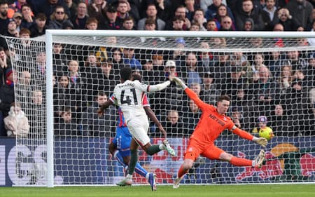 Estêvão chuta para abrir o placar para o Chelsea contra o Crystal Palace (Foto: Adrian Dennis / AFP)