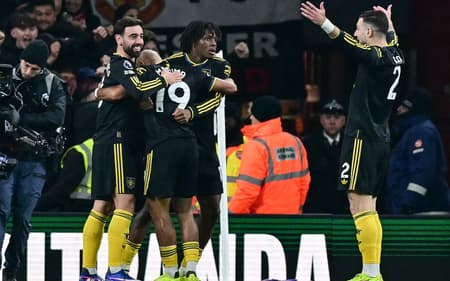 Dorgu marca para o United sobre o Arsenal (Foto: Ben STANSALL / AFP)