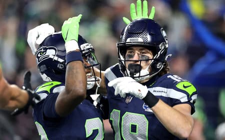 Jake Bobo (#19) comemora touchdown com Rashid Shaheed (#22), do Seattle Seahawks, contra o Los Angeles Rams, na final da NFC, no Lumen Field. (Foto: Steph Chambers/Getty Images/AFP)