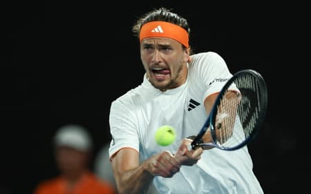O alemão Alexander Zverev bate de backhand na partida contra o americano Learner Tien (Foto: Izhar Khan / AFP)