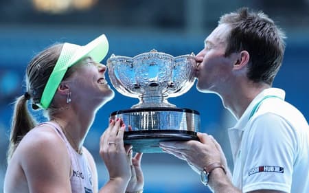 Os australianos Olivia Gadecki e John Peers beijam o troféu das duplas mistas (Foto: Martin KEEP / AFP)