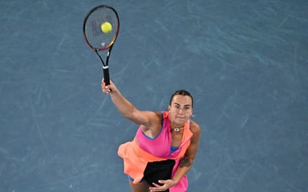 A bielorrussa Aryna Sabalenka saca na final do Australian OPen contra a cazaque Elena Rybakina (Foto: Paul Crock / AFP)