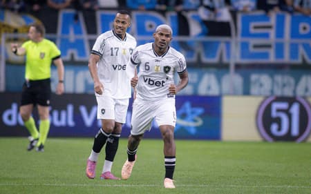 Cuiabano e Marlon Freitas comemoram gol do Botafogo contra o Grêmio (Foto: Maxi Franzoi/AGIF)