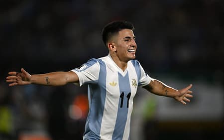 Thiago Almada comemora em Uruguai x Argentina. (foto: Eitan ABRAMOVICH / AFP)