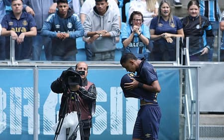 André Henrique gol comemoração Grêmio Vitória Série A 2025