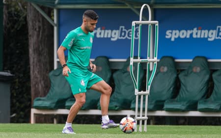 Andreas Pereira durante treinamento na Academia de Futebol
