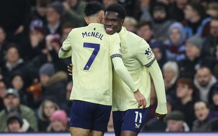 Pela Premier League, o Everton venceu o Aston Villa por 1 a 0 (Foto: Darren Staples / AFP)