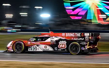 O carro 93 é o pole position da 64ª edição da Rolex 24 em Daytona (Foto: Brandon Badraoui / IMSA)