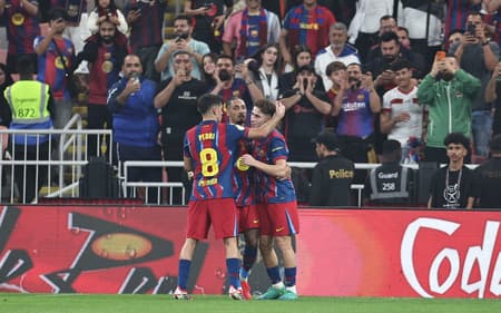 Com dois de Raphinha, o Barcelona goleou o Athletic de Bilbao pela Supercopa da Espanha (Foto: Fadel SENNA / AFP)
