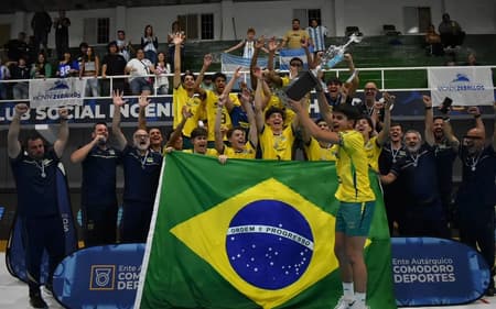 Seleção brasileira sub-17 comemora o título do Sul-Americano de vôlei