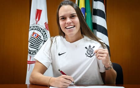 Ana Vitória assinou com o Corinthians. (Foto: Rodrigo Gazzanel/Corinthians)