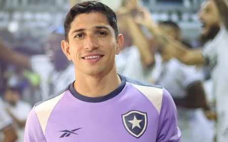 Savarino em sua reapresentação ao Botafogo (Foto: Vítor Silva/Botafogo)