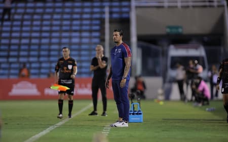 Thiago Carpini na partida entre Ferroviário e Fortaleza (Foto: Baggio Rodrigues/Agif/Gazeta Press)