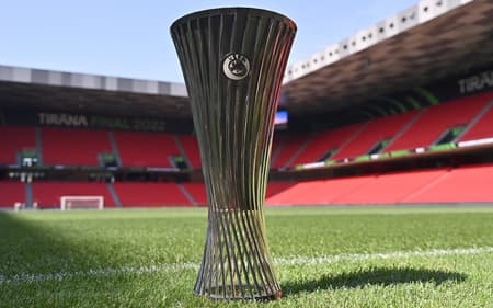 Conference-League-troféu