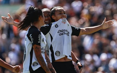 Jogadoras do Corinthians comemoram gol na semifinal do Brasileirão Feminino