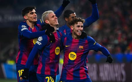 Dani Olmo comemora gol do Barcelona sobre o Slavia Praga, pela Champions League