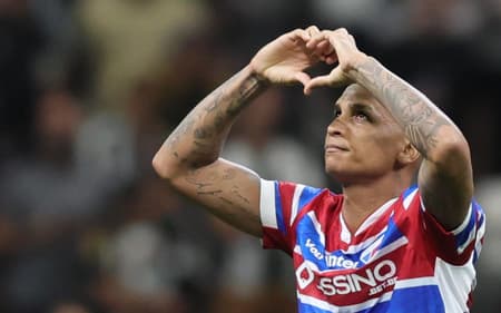 Deyverson na partida entre Atlético-MG e Fortaleza, pelo Brasileirão (Foto: Gilson Lobo/Agif/Gazeta Press)