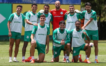 Elenco do Palmeiras treina na Academia de Futebol