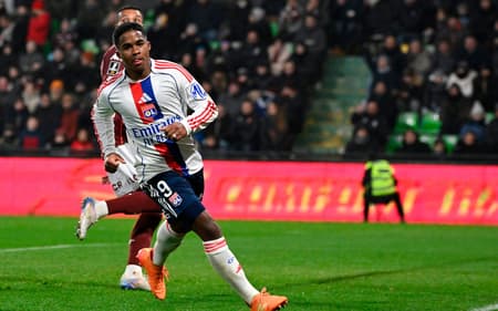 Endrick celebra gol marcado pelo Lyon sobre o Metz, pela Ligue 1