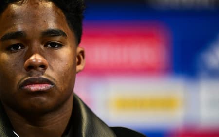 Endrick em coletiva de imprensa como jogador do Lyon, da França