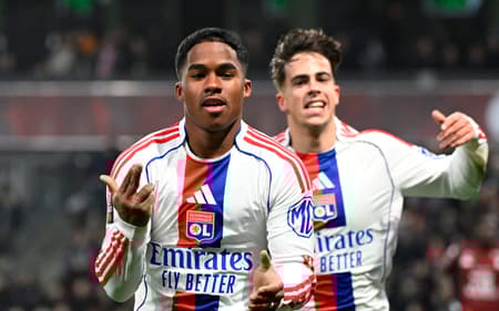 Endrick põe a partida no bolso, faz três gols e Lyon goleia o Metz por 5 a 2 na Ligue 1