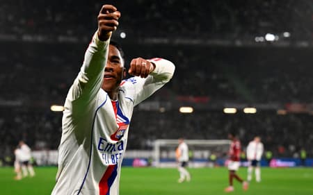 Endrick põe a partida no bolso, faz três gols e Lyon goleia o Metz por 5 a 2 na Ligue 1